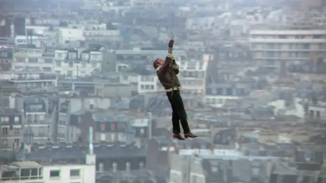 Кульмінацією фільму є спуск Бельмондо з гелікоптера, після чого він пробиває вікно багатоповерхівки