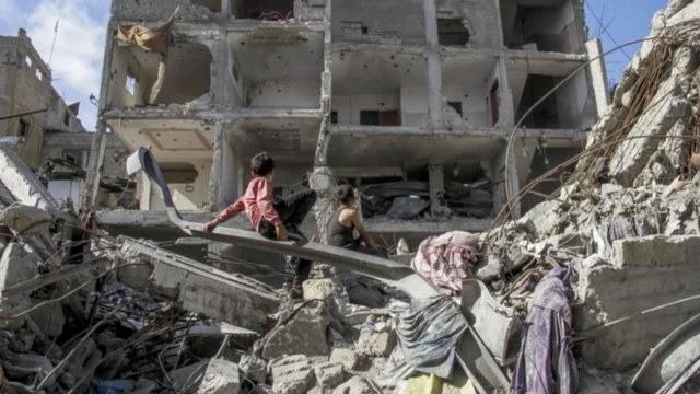 যুদ্ধে ঘর বাড়ি হারিয়ে বাস্তুচ্যূত হয়েছেন বিপুল সংখ্যক মানুষ