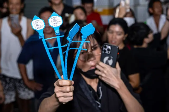 ชาวบ้านไปเจอสายรัดนิรภัย หรือเคเบิลไทร์ (cable tie) ในกองขยะ หลังพบว่าหีบบัตรหลายใบไม่มีสายรัดดังกล่าว และไม่มีลายเซ็น กปน. กำกับ ซึ่งไม่เป็นไปตามระเบียบของ กกต.