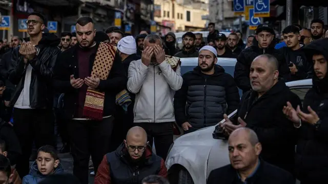 ஜெருசலேமில் சலா அல்-தின் தெரு நெடுக பிரார்த்தனை நடத்தும் முஸ்லிம்கள் 