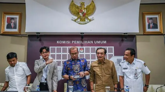 Ketua KPU Hasyim Asy'ari (tengah) bersama anggota lainnya. 