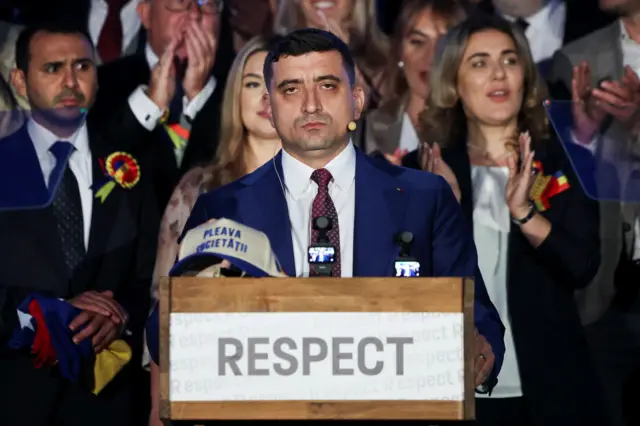 Kandidat za predsednika Rumunije gleda u kameru