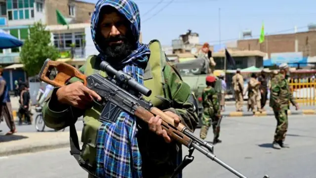 অস্ত্র হাতে এক তালেবান যোদ্ধা