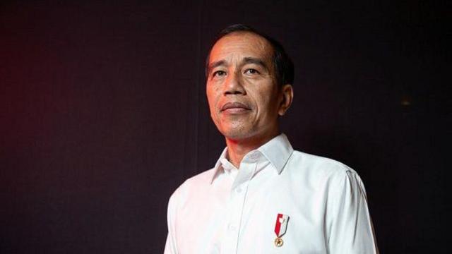 Presiden Indonesia, Joko Widodo, berpose setelah wawancara Bloomberg TV di Solo, Jawa Tengah pada Oktober 2019.