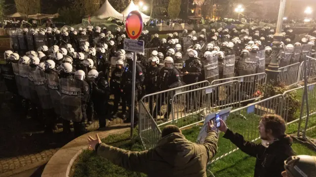 Policija na ulazu u Pionirski park u centru Beograda gde su i Predsedništvo Srbije i Skupština grada Beograda