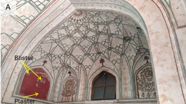 செங்கோட்டையில் சுவர்களில் உதிர்வுகளை காட்டும் புகைப்படம்  