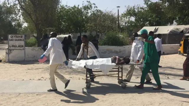 Shaqaalaha caafimaadka oo la tacaalaya dadka dhaawacmay