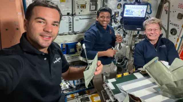 சர்வதேச விண்வெளி நிலையத்தில் தனது சகாக்களுடன் சுபான்ஷு சுக்லா (நடுவில்)