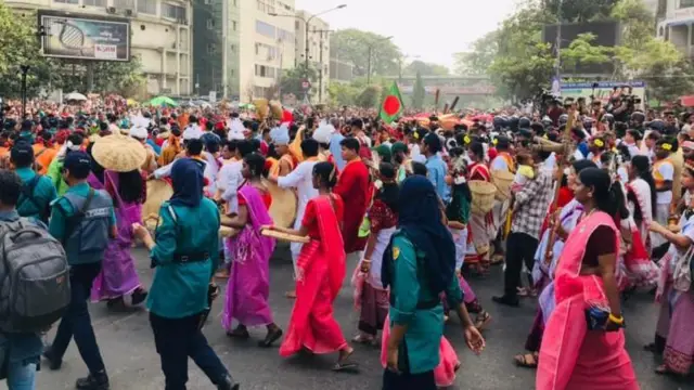 ঘণ্টাব্যাপী চলা শোভাযাত্রাটি শাহবাগ মোড় ঘুরে শহীদমিনার ও দোয়েল চত্বর হয়ে পুনরায় চারুকলায় এসে শেষ হয়