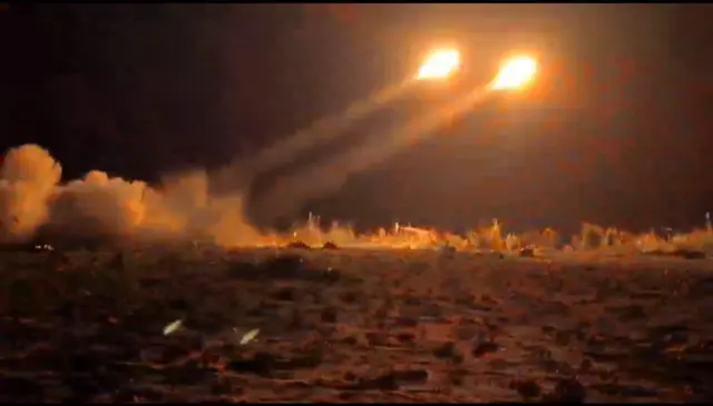 မန္တလေးမြို့၊ နန်းတွင်းထဲက အလယ်ပိုင်းတိုင်းစစ်ဌာနချုပ်ကိုရှော့တိုက်ဒုံးနဲ့ပစ်ခတ်တိုက်ခိုက်ခဲ့တဲ့ပုံဟောင်း