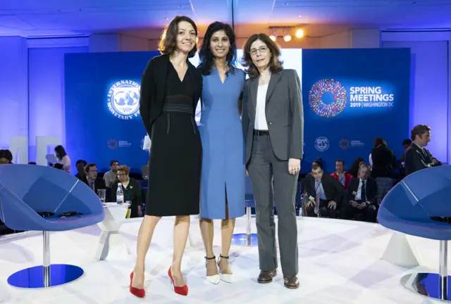 Голдберг (справа), Лоранс Бун из ОЭСР и Гита Гопинат из МВФ (в центре)