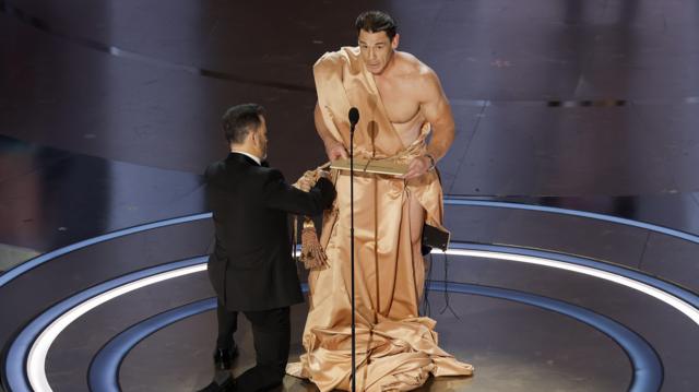 Jimmy Kimmel con un hombre semidesnudo