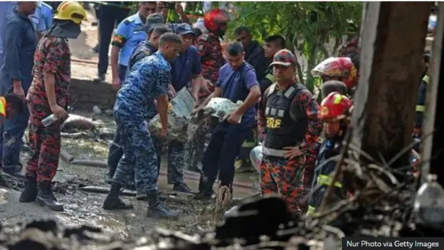 Awọn oṣiṣẹ n ṣiṣẹ idoola ẹmi nibi iṣẹlẹ ijamba baluu naa.