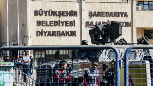 Diyarbakır Büyükşehir Belediyesi, kayyum atanan belediyeler arasında yer alıyor.