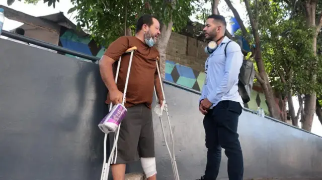 Alí Rodríguez, un mototaxista de 50 años, junto al periodista de BBC Mundo Norberto Paredes.