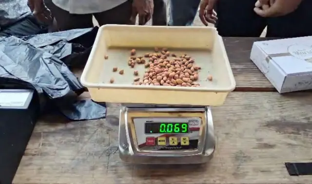 રાજકોટના એક મગફળી ખરીદકેન્દ્ર પર 9 નવેમ્બર 2025ના રોજ સૅમ્પલ ટેસ્ટિંગ દરમિયાન મગફળીના દાણાનું થઈ રહેલું વજન