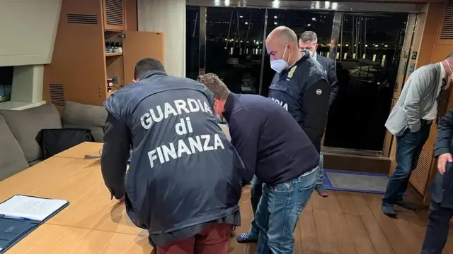 Agentes italianos a bordo do iate Lena