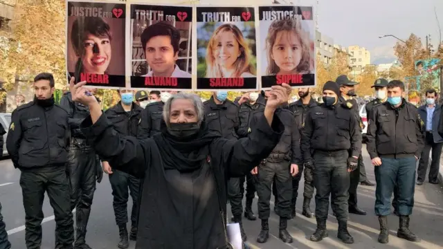 دومین هفته پیاپی حضور خانواده جان‌باختگان هواپیمای اوکراینی در مقابل دادگاه نظامی تهران