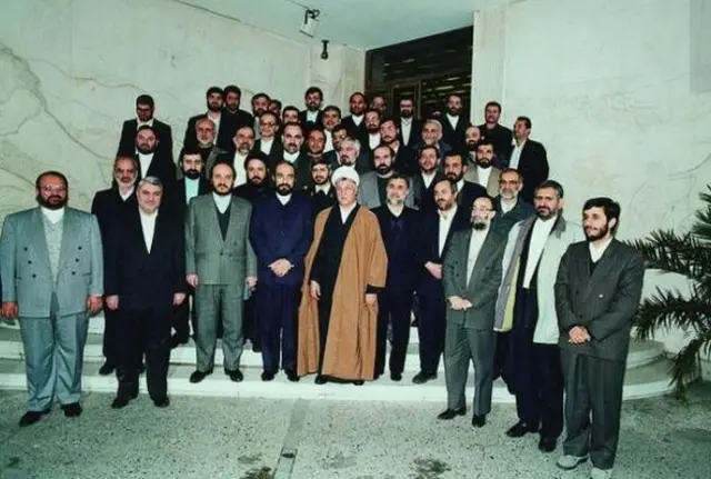 اسحاق جهانگیری (نفر دوم از راست) که یکی از صریح‌اللهجه‌ترین اعضای دولت یازدهم در انتقاد از محمود احمدی نژاد (نفر اول از راست) است.