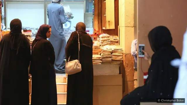 Mulheres compram incenso no souq de Mutrah, em Mascate