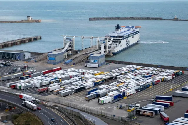 Dover'da sıralanan TIR'lar.