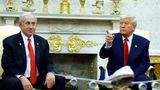 व्हाईट हाऊसमध्ये इस्रायलचे पंतप्रधान बेंजामिन नेतन्याहू आणि अमेरिकेचे राष्ट्राध्यक्ष डोनाल्ड ट्रम्प