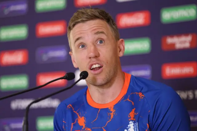 লোগান ভ্যান বিক- নেদারল্যান্ডসের বোলিং অলরাউন্ডার