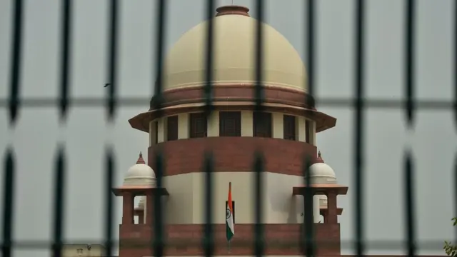 সুপ্রিম কোর্টের ওই সাংবিধানিক বেঞ্চে ছিলেন পাঁচটি ধর্মের বিচারপতিরা