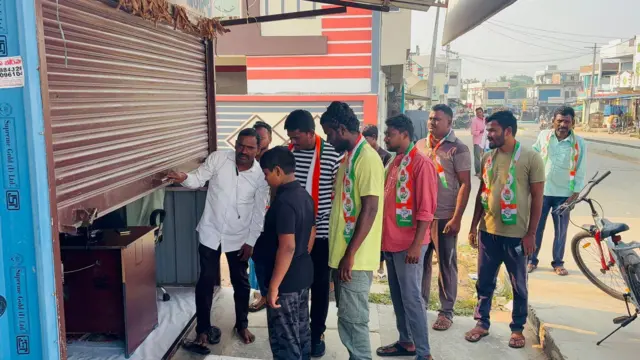 దుకాణాలు మూయిస్తున్న ఆందోళనాకారులు 