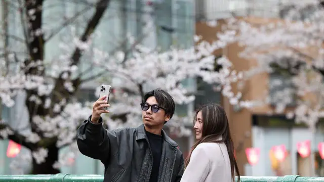  सेल्फ़ी लेता हुआ एक युवा 