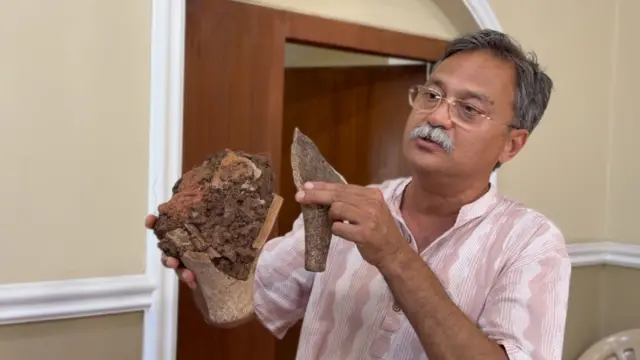 "इथे बऱ्याच वेगवेगळ्या प्रकारची पॉटरी आम्हाला मिळाली," दांडेकर आम्हाला एकेक भांड दाखवत सांगतात.
