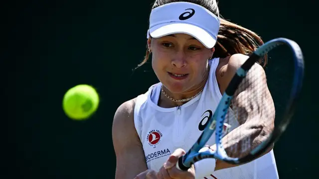 Zeynep Sönmez bir oyunda tenis raketini kaldırmış, konsantre bir şekilde topa vuruyor