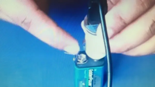 Mano con el circuito eléctrico