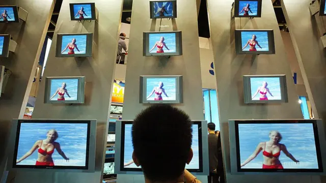 Un hombre mira pantallas en China