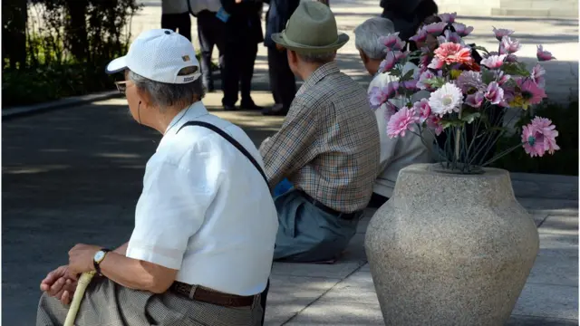 종로구 탑골공원을 찾은 노인들이 그늘에 앉아 휴식을 취하고 있다