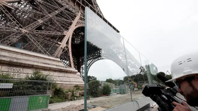 Dinding kaca dengan tebal 6,5 cm akan membatasi dua sisi taman Eiffel.