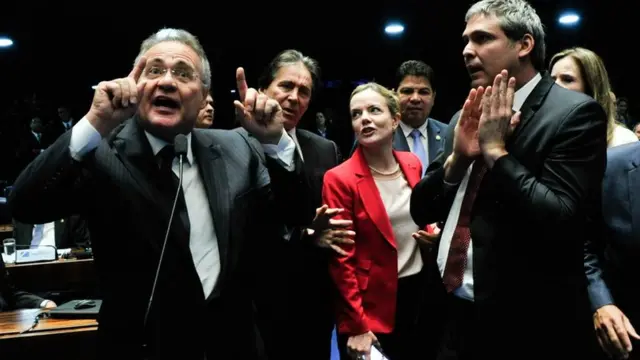 O senador Renan Calheiros (na foto, à esquerda) discursa ao ladoestrelabet a maior casa de apostas do brasilcolegas, com Gleisi Hoffman no planoestrelabet a maior casa de apostas do brasilfundo