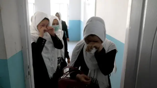 မတ်လမှာကျောင်းပြန်ဖွင့်မယ်ဆိုလို့ ကျောင်းကိုသွားခဲ့ကြပေမဲ့