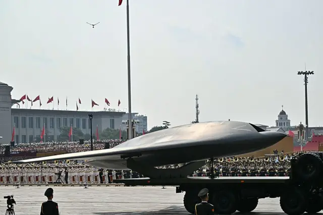 阅兵式上，一架无人机亮相