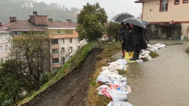 Rize valisi heyelan alanında.