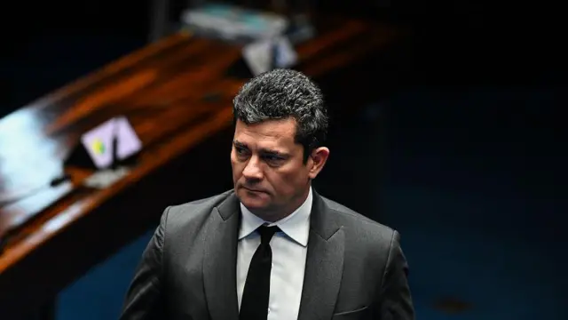 Moro olhando para o lado no Senado