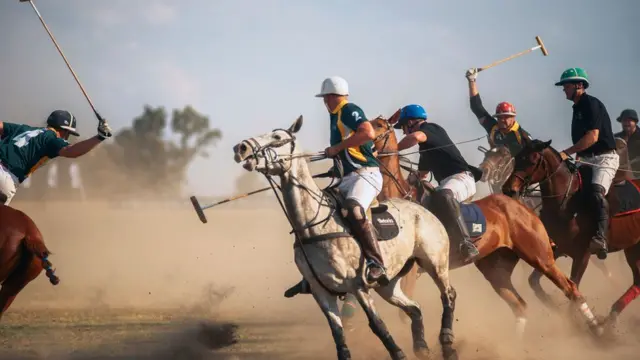 Mchezaji wa Afrika Kusini Guy Slater (katikati) na Leroux Hendriks wanashindania mpira wakati wa mechi kati ya Afrika Kusini na zambia katika klabu ya Polo ya Rosefield Polo Club, Centurion, mnamo mwezi Oktoba 20, 2019. - Afrika Kusini ilishinda mechi hiyo dhidi ya Zambia 7-6.