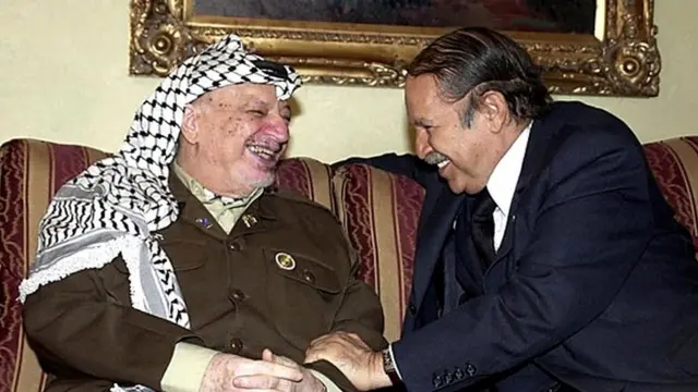 En 2001, lors d'un sommet de la Ligue arabe à Amman (Jordanie), Abdelaziz Bouteflika s'entretient avec Yasser Arafat, le président palestinien, décédé en novembre 20104.