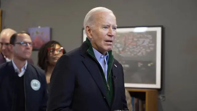 フーシ派攻撃について記者団の質問に答えるバイデン米大統領（12日、ペンシルヴェニア州）