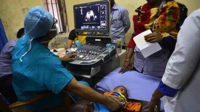 ঢাকার হৃদরোগ ইন্সটিটিউটে একজন হৃদরোগ বিশেষজ্ঞ একটি শিশুকে ইকোকারডিওগ্রাফি পরীক্ষা দিচ্ছেন, ২০১৭ সালের ১৪ই মার্চ।