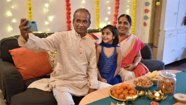 మొబైల్ ఫోన్ ఇంటిల్లిపాది అవసరంగా మారింది.