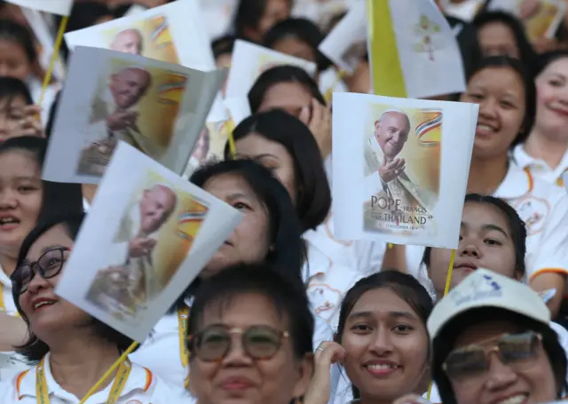 คนที่มารับเสด็จชูภาพโป๊ป