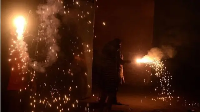 பட்டாசு வெடித்தல்