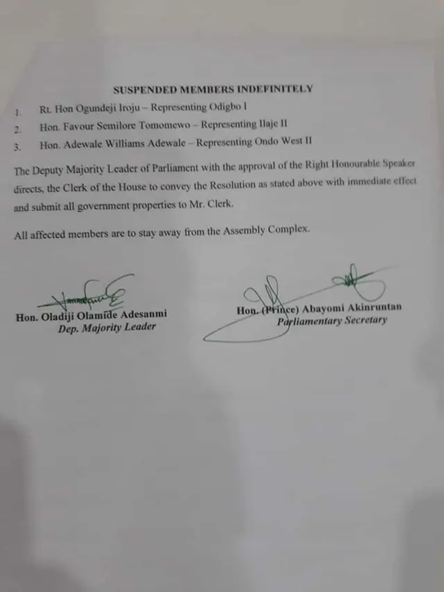 Aṣòfin Iroju Ogundeji, Favour Tomowewo àti Williams Adewale ń lọ rọọkún nílé