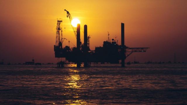 Pozo de petróleo en el mar